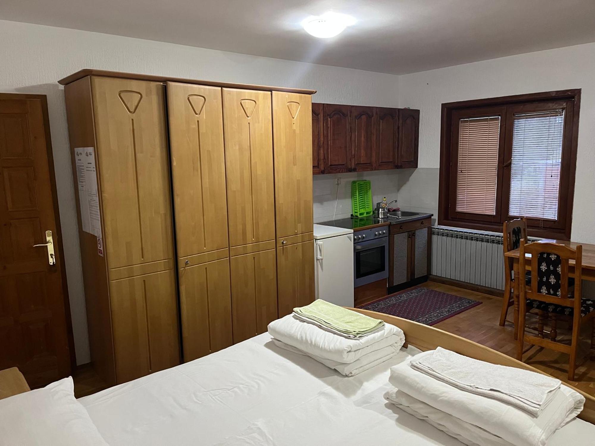 Apartments And Rooms Vicko Brzeće Exterior foto
